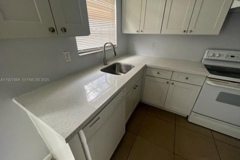 Propiedad comercial en venta en Lauderhill, Florida, 279.91 m2 № 1984232 - foto 6