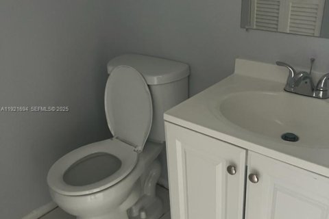 Propiedad comercial en venta en Lauderhill, Florida, 279.91 m2 № 1984232 - foto 24