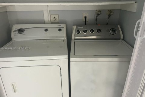 Propiedad comercial en venta en Lauderhill, Florida, 279.91 m2 № 1984232 - foto 22