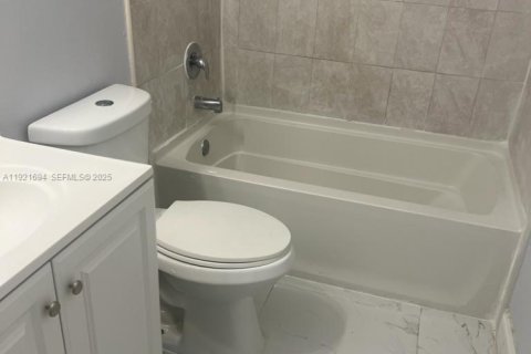 Propiedad comercial en venta en Lauderhill, Florida, 279.91 m2 № 1984232 - foto 19