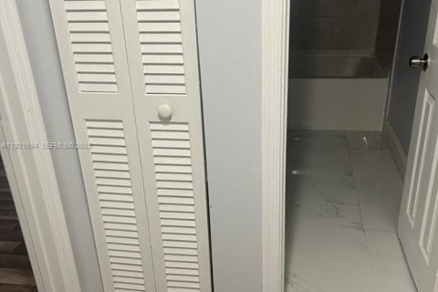 Propiedad comercial en venta en Lauderhill, Florida, 279.91 m2 № 1984232 - foto 23