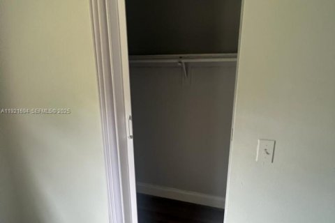 Propiedad comercial en venta en Lauderhill, Florida, 279.91 m2 № 1984232 - foto 27