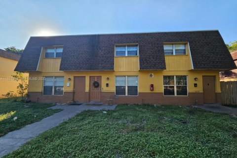 Propiedad comercial en venta en Lauderhill, Florida, 279.91 m2 № 1984232 - foto 1