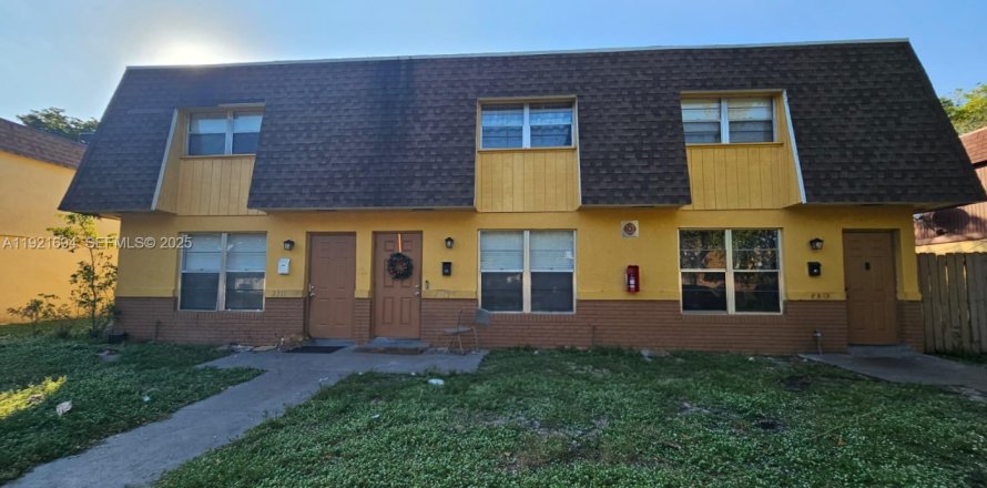 Propiedad comercial en Lauderhill, Florida 279.91 m2 № 1984232