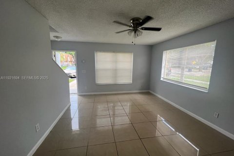 Propiedad comercial en venta en Lauderhill, Florida, 279.91 m2 № 1984232 - foto 3