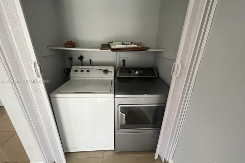 Propiedad comercial en venta en Lauderhill, Florida, 279.91 m2 № 1984232 - foto 9