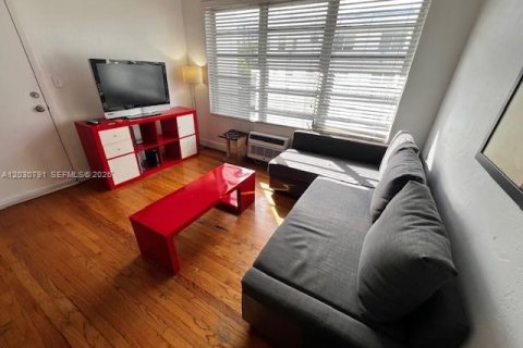 Casa en alquiler en Miami Beach, Florida, 46.45 m2 № 2253219 - foto 2
