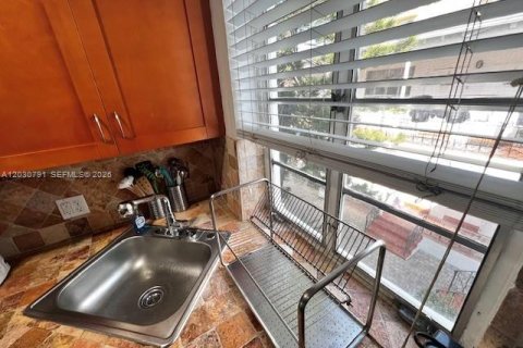 Casa en alquiler en Miami Beach, Florida, 46.45 m2 № 2253219 - foto 10