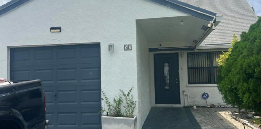 House in Boynton Beach, Florida 4 bedrooms, 137.77 sq.m. № 2192076