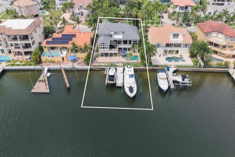 House in Gulfport, Florida 4 bedrooms, 378.67 sq.m. № 2296727