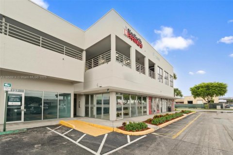 Propiedad comercial en venta en Miami, Florida № 1855220 - foto 1