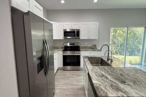 Townhouse in Lehigh Acres, Florida 3 bedrooms, 234.3 sq.m. № 2084009 - photo 13