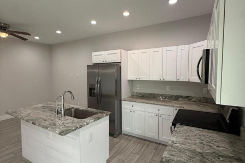 Townhouse in Lehigh Acres, Florida 3 bedrooms, 234.3 sq.m. № 2084009 - photo 11