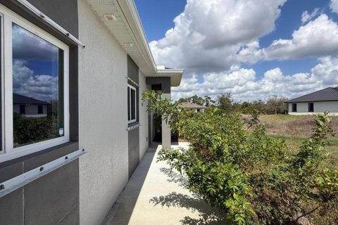 Townhouse in Lehigh Acres, Florida 3 bedrooms, 234.3 sq.m. № 2084009 - photo 3
