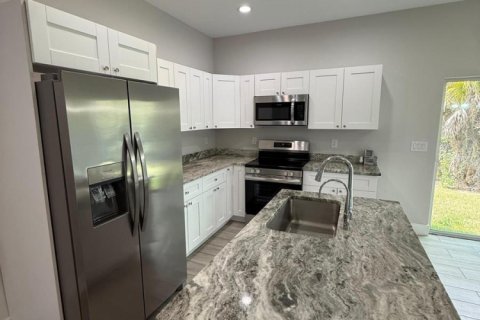 Townhouse in Lehigh Acres, Florida 3 bedrooms, 234.3 sq.m. № 2084009 - photo 8