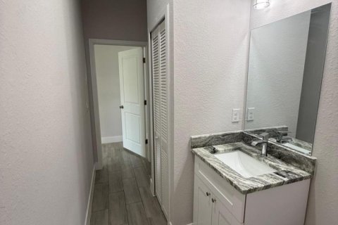 Townhouse in Lehigh Acres, Florida 3 bedrooms, 234.3 sq.m. № 2084009 - photo 24