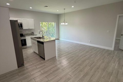 Townhouse in Lehigh Acres, Florida 3 bedrooms, 234.3 sq.m. № 2084009 - photo 7