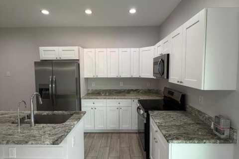 Townhouse in Lehigh Acres, Florida 3 bedrooms, 234.3 sq.m. № 2084009 - photo 10