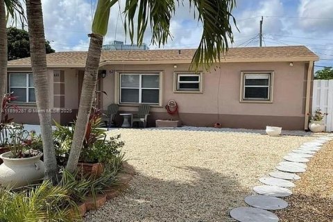 House in Oakland Park, Florida 4 bedrooms, 93.27 sq.m. № 1952599 - photo 2