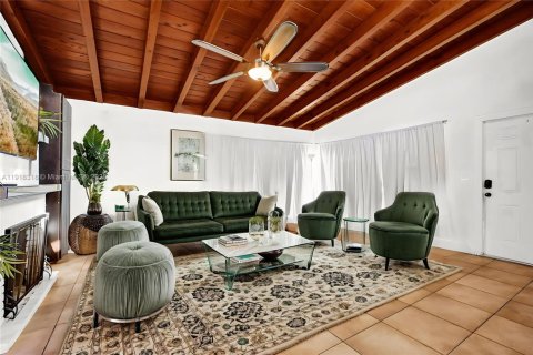 Commercial property in Hollywood, Florida 170.57 sq.m. № 1974484 - photo 6