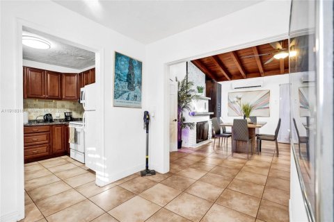 Commercial property in Hollywood, Florida 170.57 sq.m. № 1974484 - photo 4