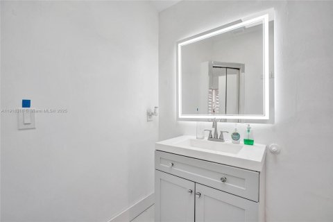 Commercial property in Hollywood, Florida 170.57 sq.m. № 1974484 - photo 20