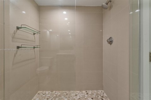 Copropriété à vendre à Bay Harbor Islands, Floride: 3 chambres, 121.14 m2 № 1931580 - photo 17
