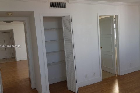 Condo in Bay Harbor Islands, Florida, 1 bedroom № 1961329 - photo 7