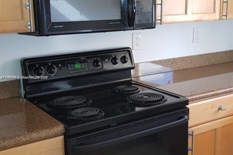 Condo in Bay Harbor Islands, Florida, 1 bedroom № 1961329 - photo 3