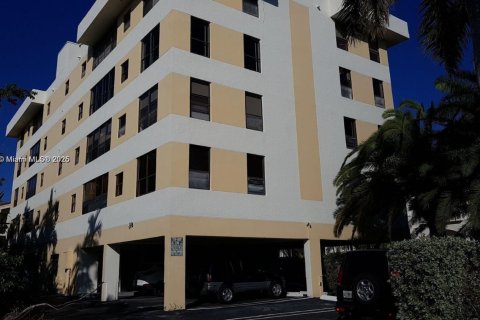 Condo in Bay Harbor Islands, Florida, 1 bedroom № 1961329 - photo 10