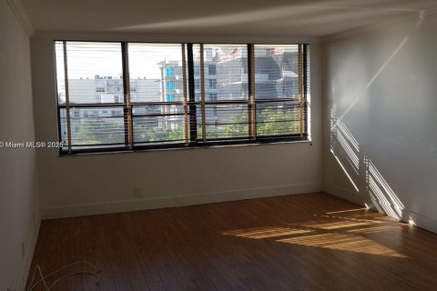 Condo in Bay Harbor Islands, Florida, 1 bedroom № 1961329 - photo 8