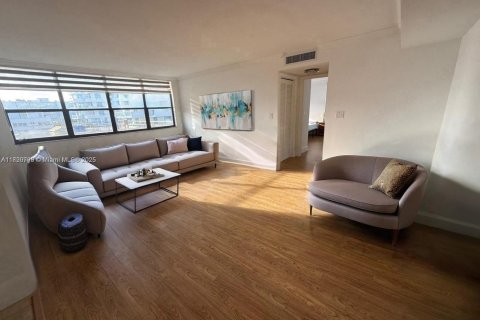 Condo in Bay Harbor Islands, Florida, 1 bedroom № 1961329 - photo 2