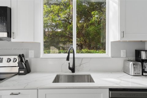 Casa en alquiler en Miami, Florida, 3 dormitorios, 230.77 m2 № 2076934 - foto 16