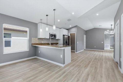 Villa ou maison à louer à Sarasota, Floride: 2 chambres, 124.67 m2 № 2420544 - photo 9