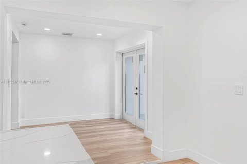 House in Miami, Florida 3 bedrooms, 97.64 sq.m. № 1971649 - photo 11