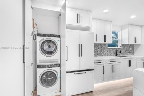 House in Miami, Florida 3 bedrooms, 97.64 sq.m. № 1971649 - photo 20