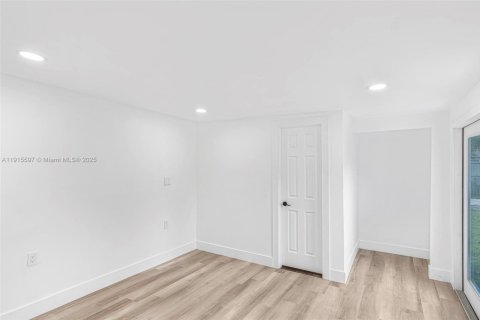 House in Miami, Florida 3 bedrooms, 97.64 sq.m. № 1971649 - photo 17