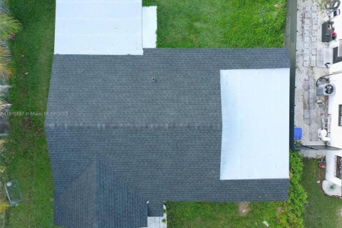 House in Miami, Florida 3 bedrooms, 97.64 sq.m. № 1971649 - photo 30