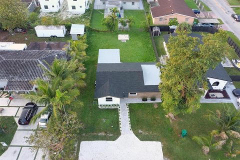 House in Miami, Florida 3 bedrooms, 97.64 sq.m. № 1971649 - photo 27