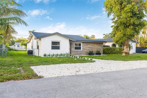 House in Miami, Florida 3 bedrooms, 97.64 sq.m. № 1971649 - photo 3