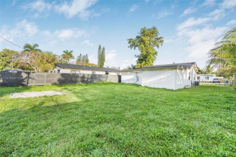 House in Miami, Florida 3 bedrooms, 97.64 sq.m. № 1971649 - photo 25