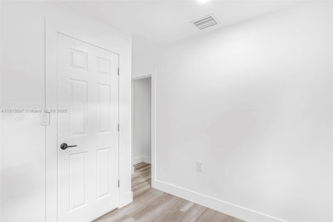 House in Miami, Florida 3 bedrooms, 97.64 sq.m. № 1971649 - photo 16