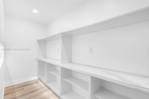 House in Miami, Florida 3 bedrooms, 97.64 sq.m. № 1971649 - photo 22