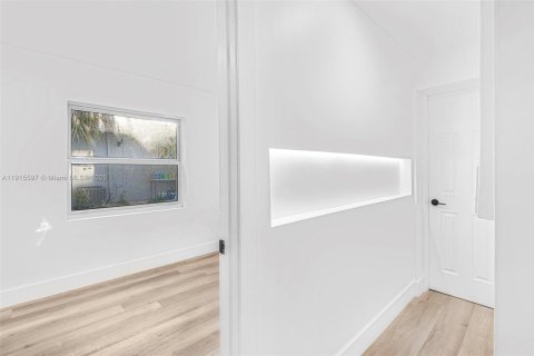 House in Miami, Florida 3 bedrooms, 97.64 sq.m. № 1971649 - photo 14