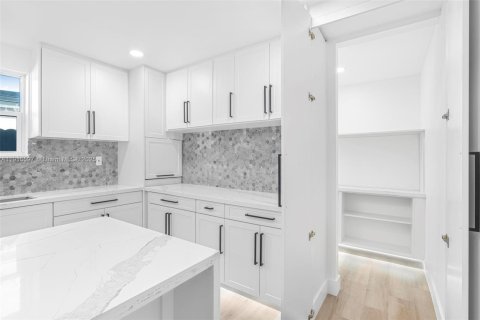 House in Miami, Florida 3 bedrooms, 97.64 sq.m. № 1971649 - photo 21