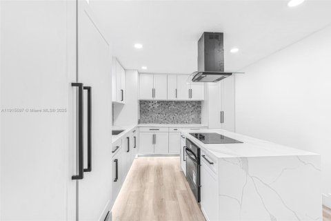 House in Miami, Florida 3 bedrooms, 97.64 sq.m. № 1971649 - photo 8