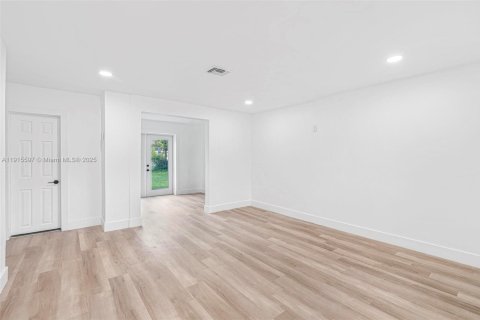 House in Miami, Florida 3 bedrooms, 97.64 sq.m. № 1971649 - photo 6