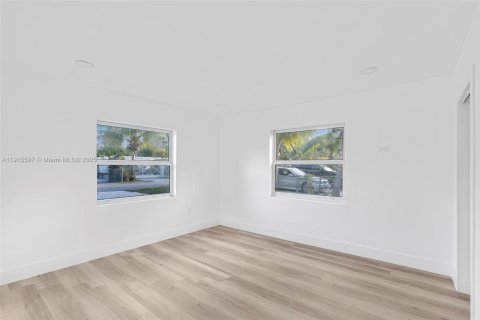 House in Miami, Florida 3 bedrooms, 97.64 sq.m. № 1971649 - photo 12