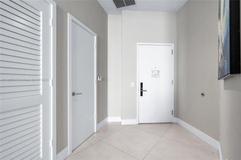 Condominio en venta en Hollywood, Florida, 1 dormitorio, 74.51 m2 № 1979511 - foto 11