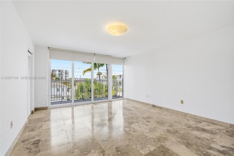 Condo in Miami Beach, Florida, 2 bedrooms № 2071240 - photo 9